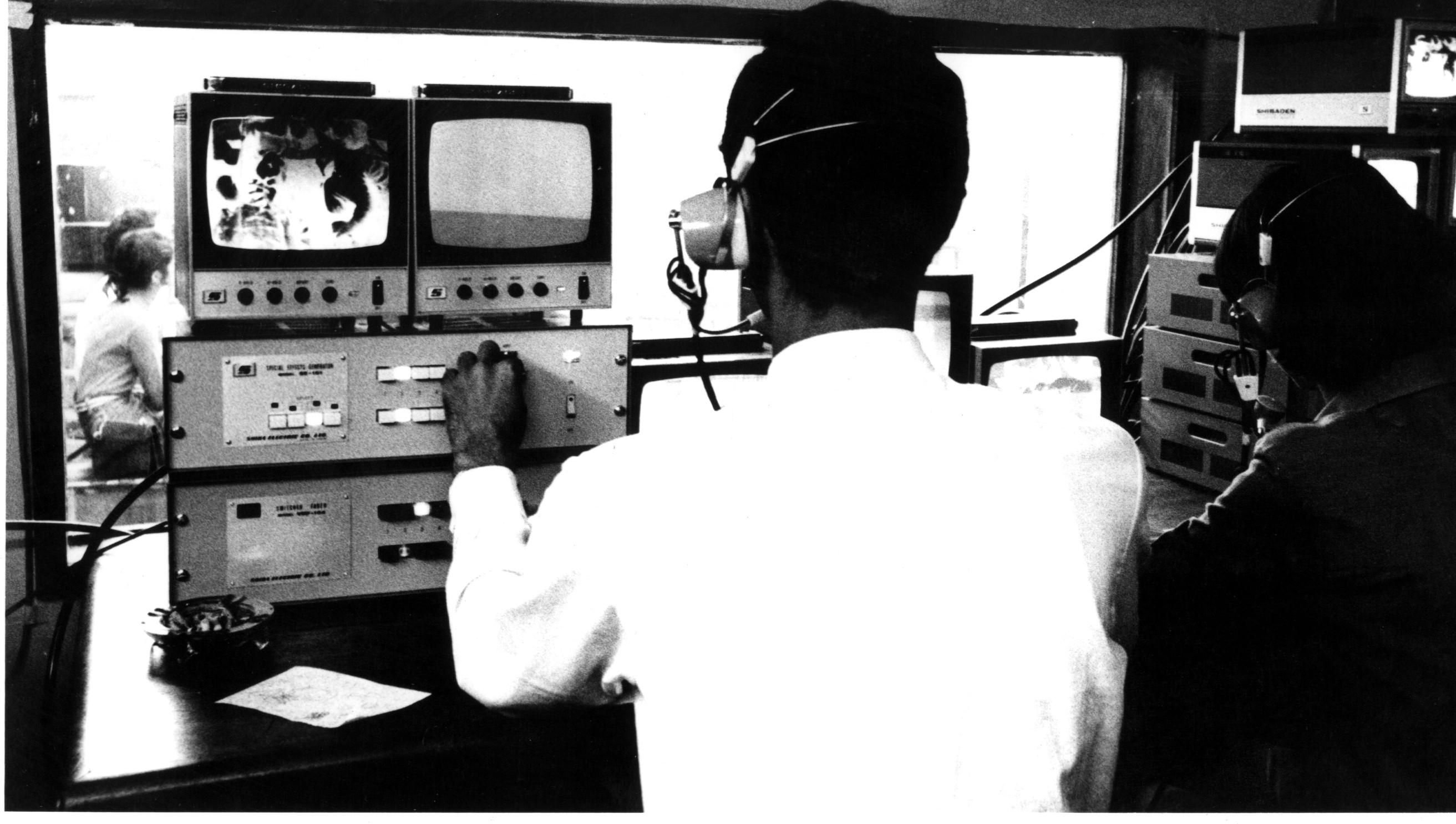 Aula prática na Faculdade de Comunicação. Monitoramento de aparelhos num estúdio de televisão, 1998